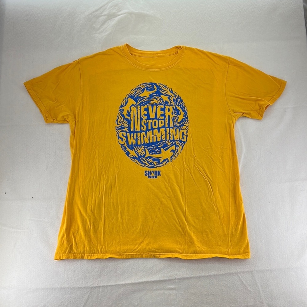 Discovery Never Stop Swimming Shark Week Short Sleeve Shirt Yellow Blue Mens XL